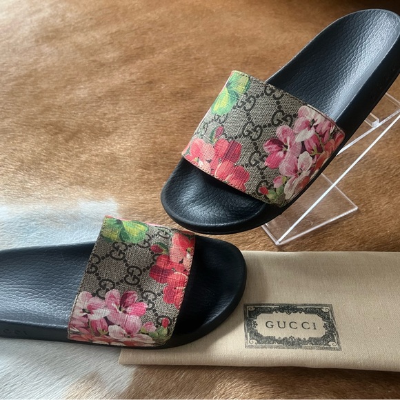 Gucci GG Supreme Monogram Blooms slide 🌺 🌺 🌺 - Picture 3 of 9
